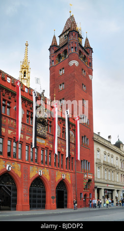 Le city market place avec l'hôtel de ville historique de Bâle, du canton de Bâle-Ville, Suisse. Banque D'Images