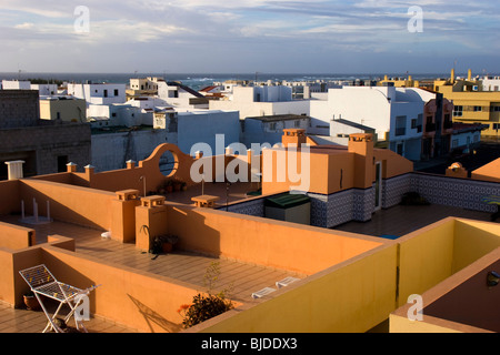 Vue sur les toits de maisons et d'appartements à El Cotillo Fuerteventura Banque D'Images