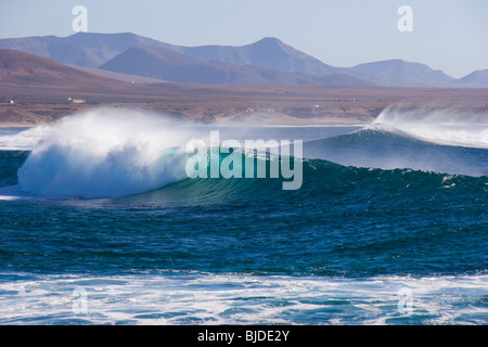 Vagues au large de la côte ouest de Fuerteventura Canaries Banque D'Images