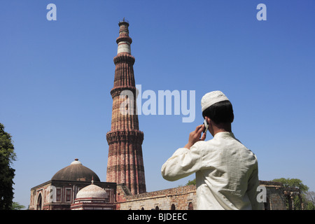 Garçon musulman talking on mobile phone at Qutab Minar ; Indo-Muslim ; art ; sultanat de Delhi Delhi Inde ; Banque D'Images