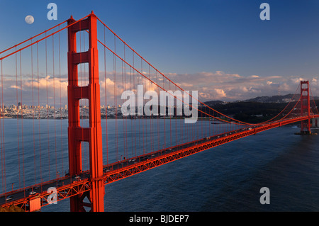 Red Golden Gate Bridge et San Francisco skyline avec lune au coucher du soleil California USA Banque D'Images