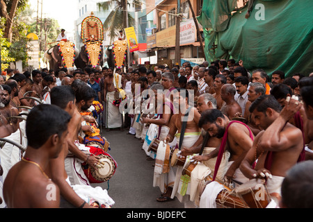 L'Inde, le Kerala, Ernakulam, Uthsavom Panchavadyam de tambour de l'orchestre du festival, jouant timila, ilathalam idakka maddalam, batterie Banque D'Images