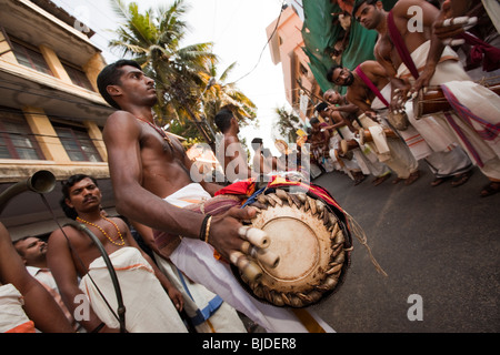 L'Inde, le Kerala, Ernakulam, Uthsavom Panchavadyam de tambour de l'orchestre du festival, jouant timila, ilathalam idakka maddalam, batterie Banque D'Images