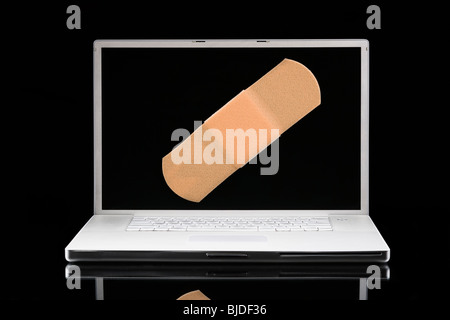 Ordinateur portable avec un sparadrap sur l'écran. Banque D'Images