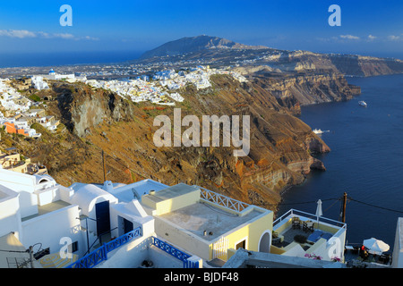 Vue du coucher de soleil sur la caldeira de Fira à Firostefani et Théra, l'île de Santorin, Grèce. Banque D'Images