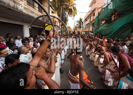 L'Inde, Kerala, Cochin, Ernakulam Uthsavom Parayeduppu elephant festival, procession, Panchavadyam orchestra Banque D'Images