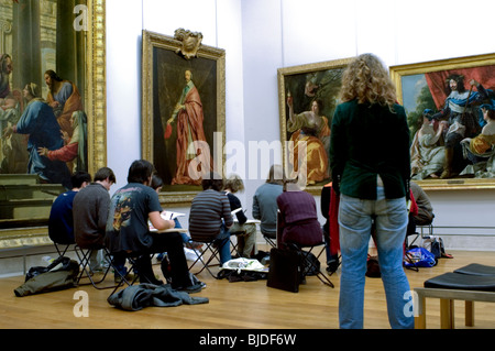 Paris, France, grands groupes, étudiants, assis par derrière, intérieur Galerie de peintures françaises, Musée du Louvre, adolescents français étudiant l'Art à l'intérieur Banque D'Images