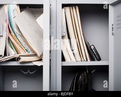 Contenu des casiers de l'école secondaire. Banque D'Images