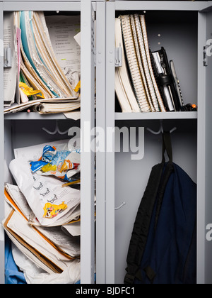 Contenu des casiers de l'école secondaire. Banque D'Images