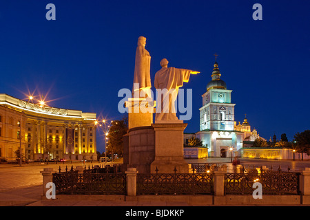 Saint Michel square, St. Olga,Memorial St. Michael du monastère,coupoles dorées,Ukraine Kiev Banque D'Images