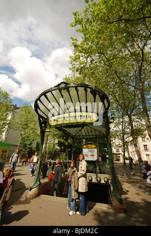 Entrée de la station de métro Abbesses, Paris France Banque D'Images