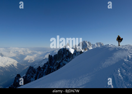 Snowboarder marche sur la crête de haute montagne Vallée Blanche ci-dessus sur l'Aiguille du Midi, Chamonix, France Banque D'Images