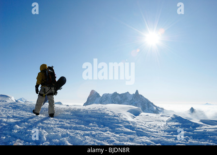 Snowboarder marche sur la crête de haute montagne Vallée Blanche ci-dessus sur l'Aiguille du Midi, Chamonix, France Banque D'Images