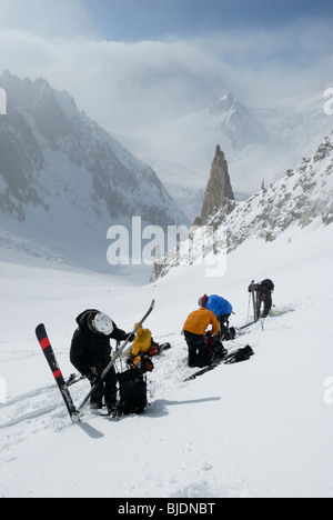 Groupe de skieurs de retirer peaux et se préparer à la descente. Massif du Mont Blanc et la Vallée Blanche à distance. Banque D'Images