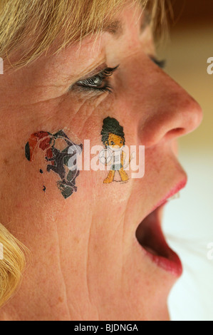 Supporter de football féminin portant un tatouage de Zakumi la mascotte des hôtes et le logo FIFA Football "c'est la Vie' emblème de Monde Banque D'Images