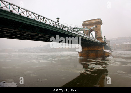 Du côté nord de la place Szechenyi Lanchid (Pont des Chaînes) dans la neige de l'hiver. Hongrie Budapest stock photos. Banque D'Images