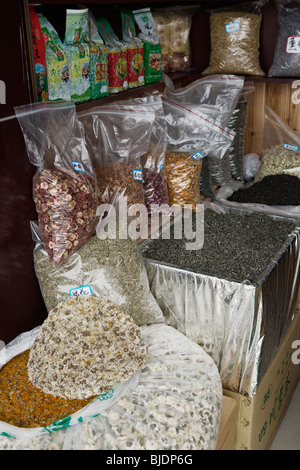 Magasin de thé avec plusieurs sortes de thé et des herbes à Chengdu, Chine. Banque D'Images