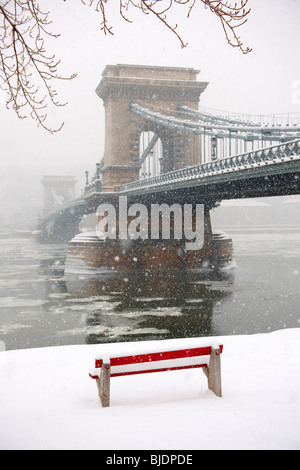 Pont à chaînes Széchenyi lánchid Széchenyi () dans une tempête de neige, qui traverse le Danube, Budapest, Hungay Banque D'Images