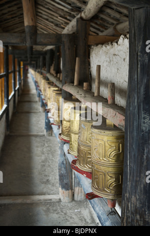 Roues de prière dans un monastère du bouddhisme tibétain situé près de la ville de Songpan dans Szechuan, Chine. Banque D'Images