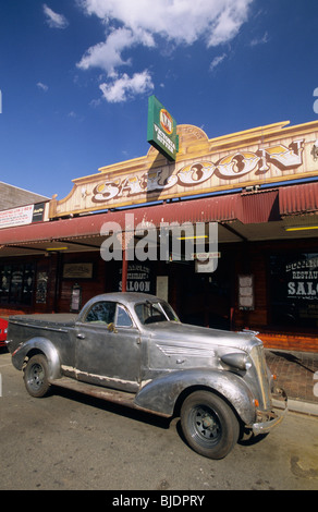 Vieille voiture de ramassage/Bojangles Saloon pub/restaurant. 80 Todd Street. Alice Springs, Territoire du Nord, Australie Banque D'Images