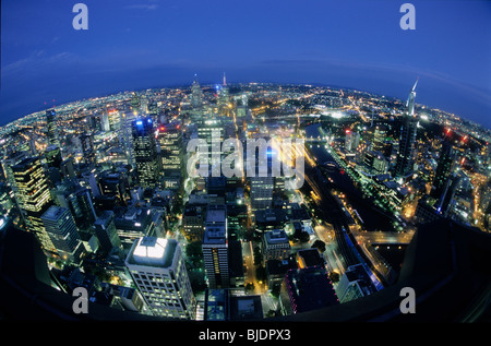 Fish Eye View de la tour pont Rialto oberservation par nuit : la rivière Yarra et de la CDB. Melbourne, Victoria, Australie Banque D'Images