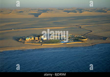 Complexe de villégiature de luxe sur Dolfynstrand côte Atlantique et désert du Namib. La Namibie, l'Afrique, Langstrand Banque D'Images