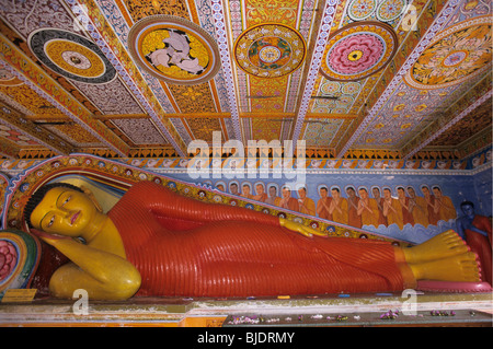 Statue de Bouddha couché/couché dans l'Isurumuniya Vihara, les villes antiques, Anuradhapura, Sri Lanka Banque D'Images