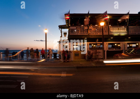 Cheeseburger in Paradise restaurant sur Front Street, Lahaina Maui Hawaii at Sundown Banque D'Images