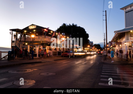 Front Street Lahaina Maui Hawaii at Sundown avec Cheeseburger in Paradise restaurant à afficher Banque D'Images