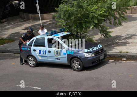 Policia voiture de police s'arrêter et question un autre conducteur à Capital Federal Buenos Aires Argentine Amérique du Sud Banque D'Images