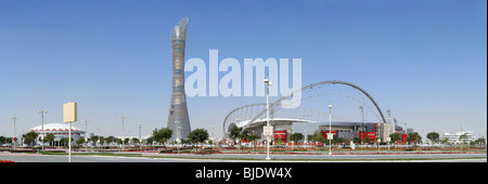 Vue panoramique de l'un des aspects de la complexe sportif aspire à Doha, Qatar, avec le stade de football de Khalifa et aspire Tower. Banque D'Images