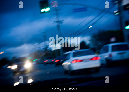 Nuit pluvieuse dans les rues Westchester, Los Angeles County, Californie, États-Unis d'Amérique Banque D'Images