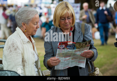 Visiteur Eisteddfod Ann Clwyd MP l'étude de plan de site du festival, la lumière au cinéma Newport Gwent South Wales UK Banque D'Images