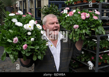 L'homme vente de fleurs à Columbia Road Flower Market à Londres Banque D'Images