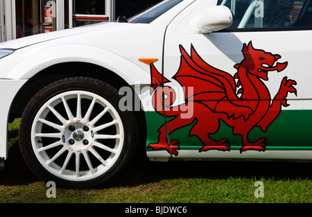 Wales Rally GB voiture avec dragon gallois rouge à la lumière au cinéma Newport Gwent South Wales UK Banque D'Images