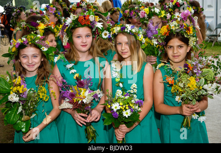Les filles de fleurs en attente de prendre part à une cérémonie à la lumière au cinéma Newport Gwent South Wales UK Banque D'Images