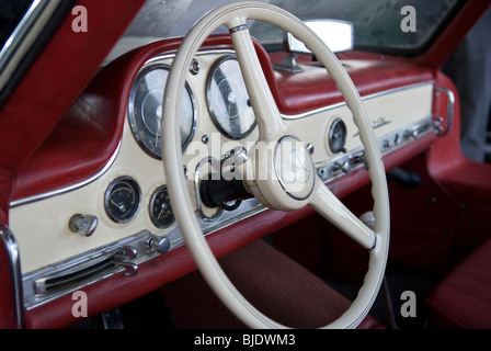 Le volant et le tableau de bord d'une Mercedes Benz 1955 300 SL Gullwing. Banque D'Images