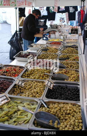 Une sélection d'olives à l'échelle continentale sur les marchés alimentaires Fargate à Sheffield Banque D'Images