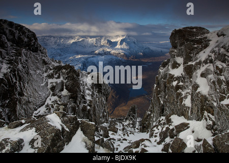Vue de la montagnes Cuillin en lumière spectaculaire, vu de Selkirk Arms, île de Skye Banque D'Images