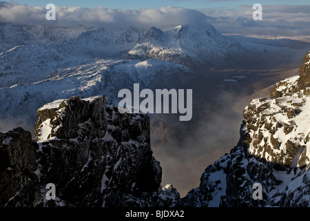 Vue de la montagnes Cuillin en lumière spectaculaire, vu de Selkirk Arms, île de Skye, Écosse Banque D'Images