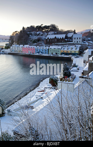 Le port de Portree en hiver la neige, île de Skye, Écosse Banque D'Images