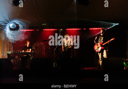Groupe de rock gallois MOZZ jouant à la lumière au cinéma Newport Gwent South Wales UK Banque D'Images