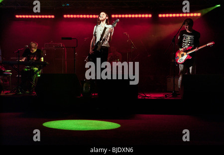 Groupe de rock gallois MOZZ jouant à la lumière au cinéma Newport Gwent South Wales UK Banque D'Images