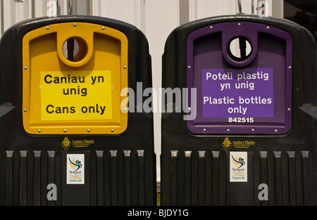 Langue Bilingue Anglais gallois des bacs de recyclage à la lumière au cinéma Newport Gwent South Wales UK Banque D'Images