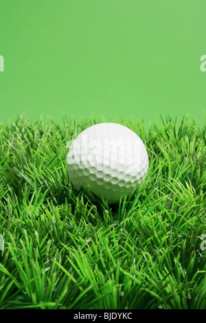 Balle de golf sur l'herbe Banque D'Images