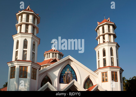 L'Inde, le Kerala, Kollam, Cathédrale de l'Enfant Jésus dans la lumière avant la fin de l'après-midi Banque D'Images