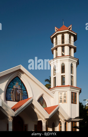 L'Inde, le Kerala, Kollam, Cathédrale de l'Enfant Jésus dans la lumière avant la fin de l'après-midi Banque D'Images