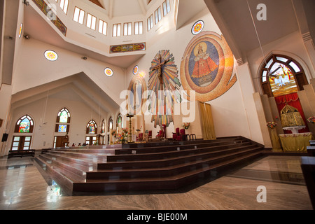 L'Inde, le Kerala, Kollam, Cathédrale de l'Enfant Jésus, de l'intérieur, de l'autel Banque D'Images