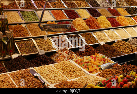 Les fruits séchés et les noix sur affichage sur Barcelone Market Stall Banque D'Images