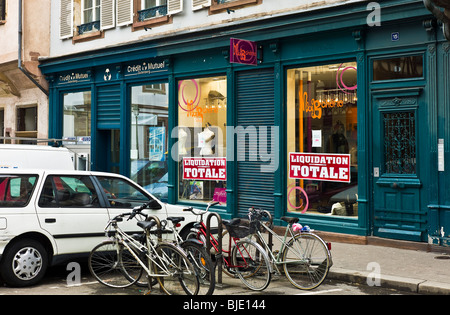 Boutique avec des signes de vente, et de location de vélos garés, Strasbourg, Alsace, France, Europe Banque D'Images